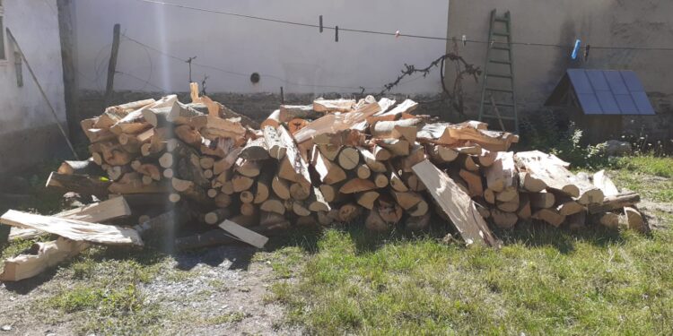 Lemne de foc pentru un preot pensionar